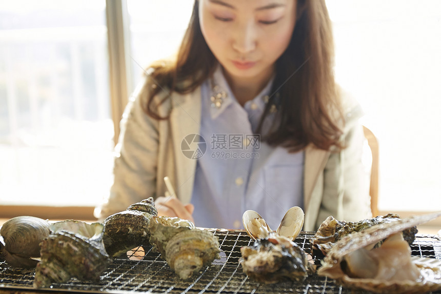 在海鲜餐厅吃海鲜的女游客图片