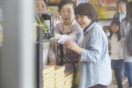 老年旅客在服务区购物图片