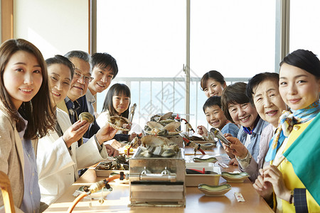 游客午餐吃海鲜图片