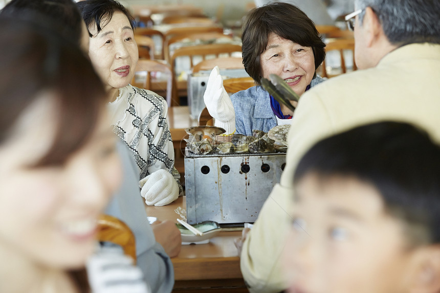 游客在海鲜餐厅用餐图片