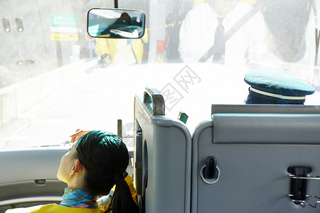 公交车车窗女性巴士司机背景