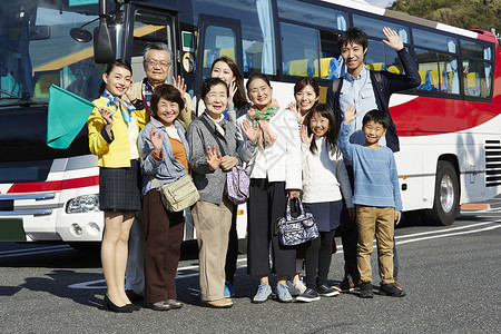 公交车导游开心挥手的旅游团背景