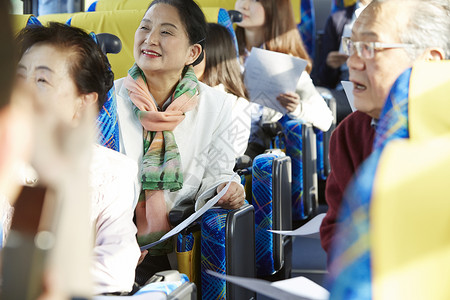 乘坐巴士旅游开心的旅客图片