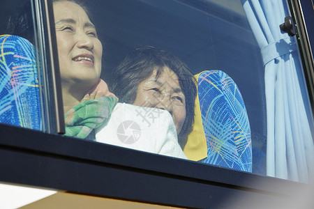 旅游巴士上看向窗外的乘客图片