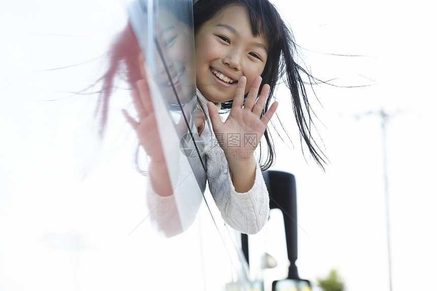 探出车窗招手的小女孩图片