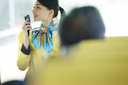 旅游巴士的美女导游为大家讲解图片