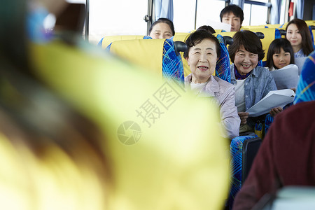 乘坐巴士旅游开心的乘客图片
