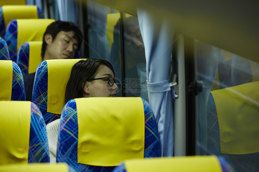 巴士上看向窗外的女青年图片