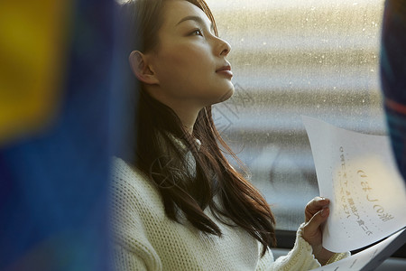 巴士上的年轻女性图片