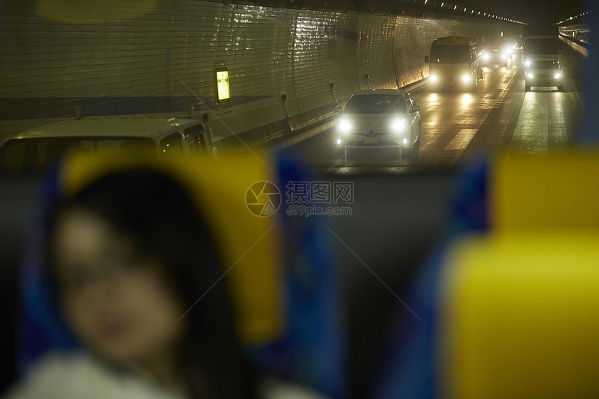 夜晚巴士上的旅客模糊图片