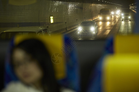 夜晚巴士上的旅客模糊背景图片