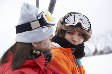 滑雪胜地滑雪的年轻情侣图片