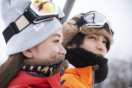 滑雪胜地滑雪的年轻情侣图片