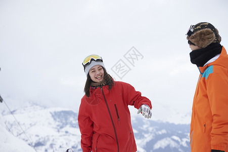 滑雪胜地的年轻情侣图片