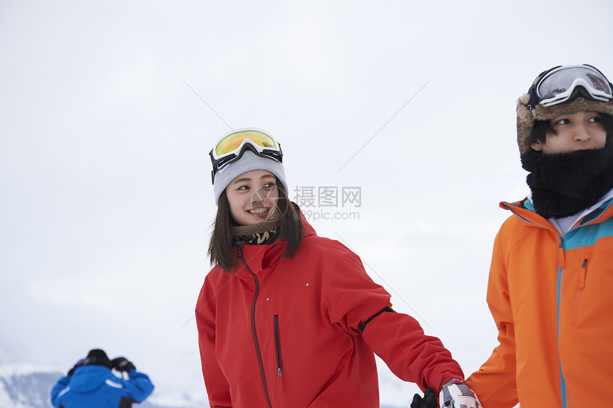 滑雪场上的年轻情侣图片