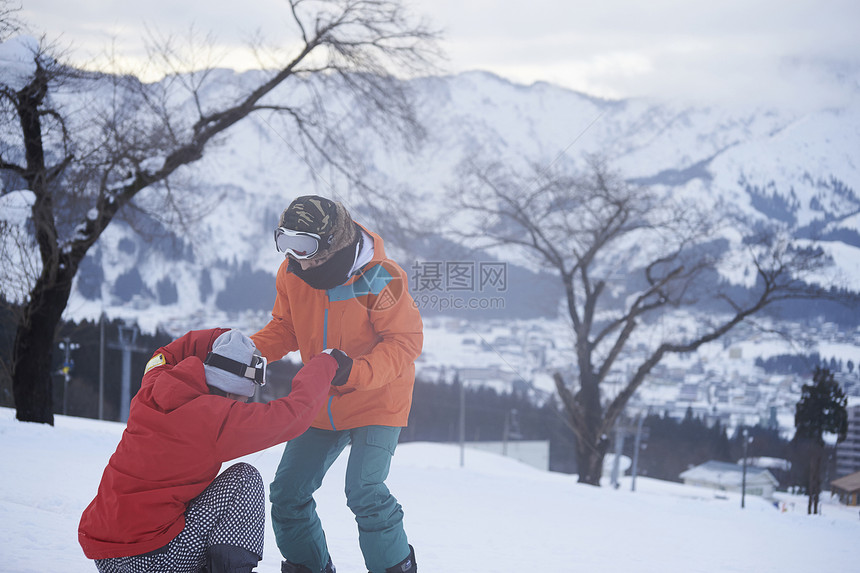  两位滑雪的情侣图片