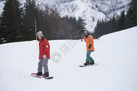  滑雪的情侣图片