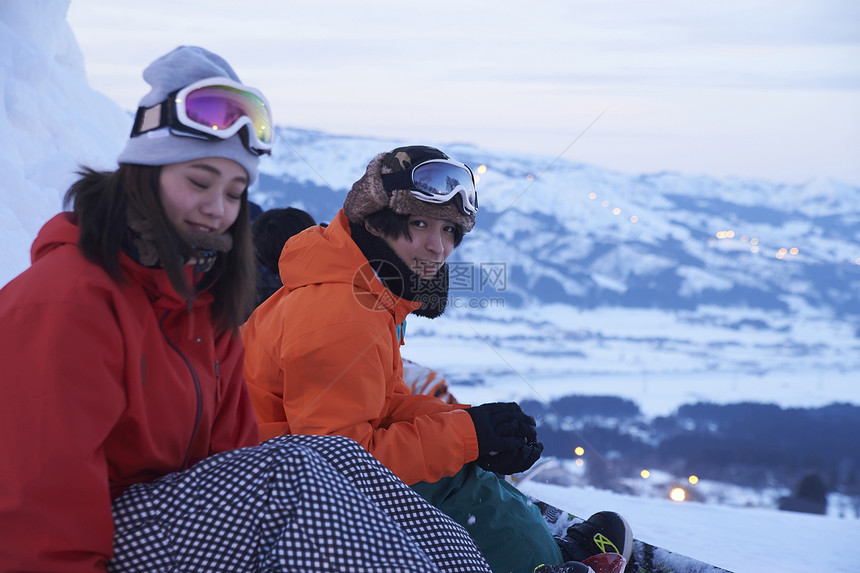  休息的一对滑雪情侣图片