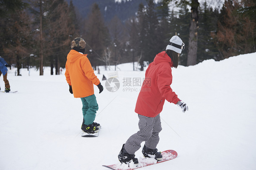 一对夫妇在滑雪场滑雪图片