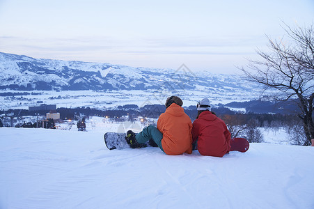 情侣冬一对夫妇在滑雪场滑雪背景