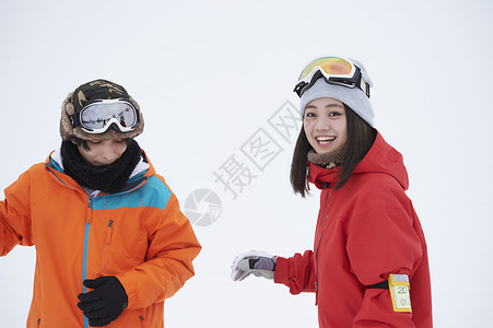 身穿滑雪服的年轻男女图片