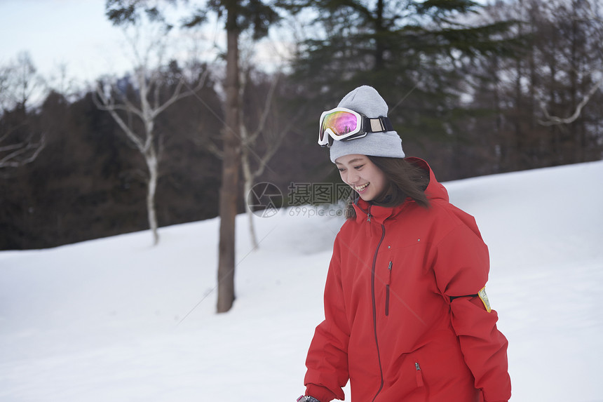 身穿滑雪服的年轻女人图片