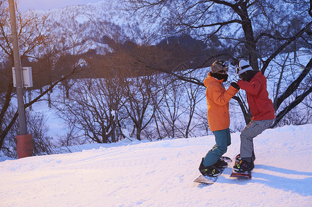 情侣双人滑雪图片