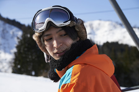身着滑雪服装的男孩图片