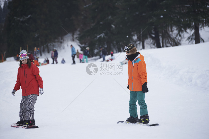 滑雪场地上的情侣图片