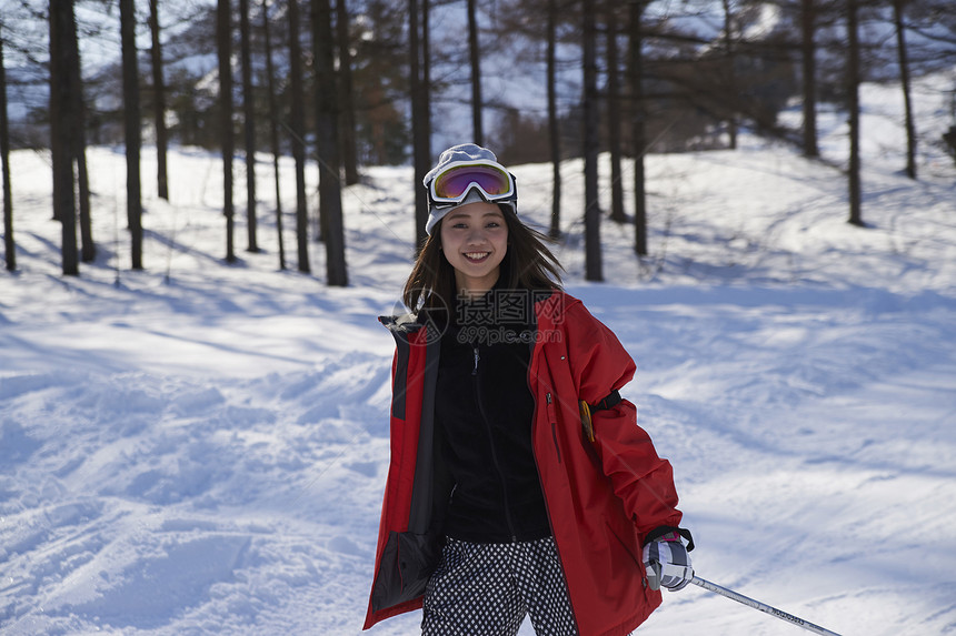  滑雪的女性图片
