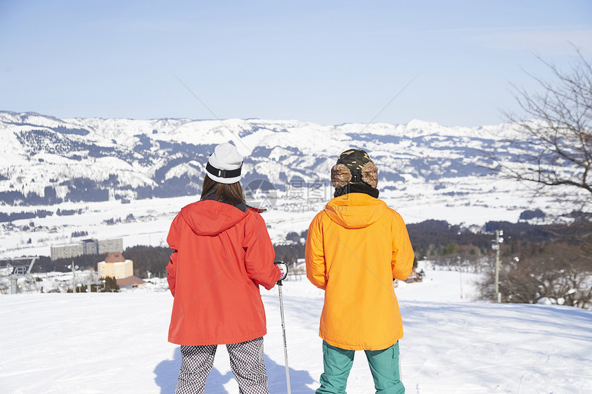  一对滑雪的情侣图片
