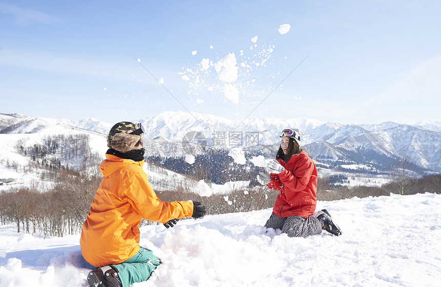  雪地里玩雪的情侣图片
