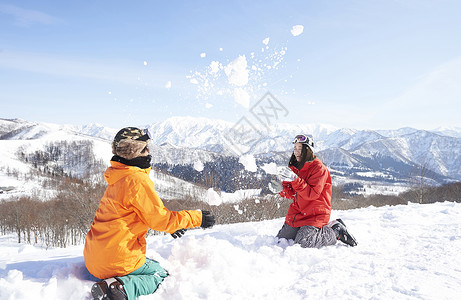  雪地里玩雪的情侣图片