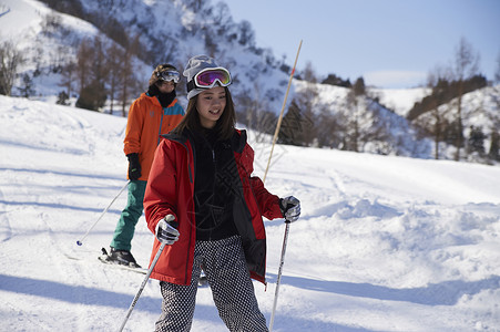  滑雪的女性图片