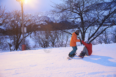 滑雪场地上滑雪的情侣图片