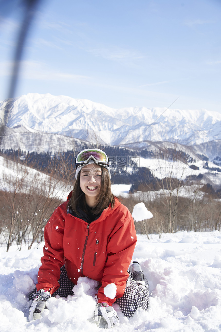 滑雪场地上玩雪的女孩图片