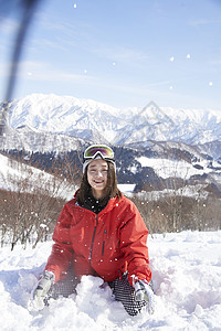 滑雪场地上玩雪的女孩图片