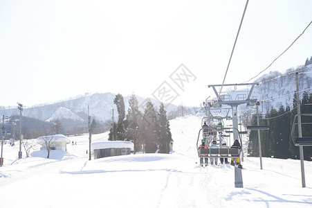 滑雪场上的缆车图片