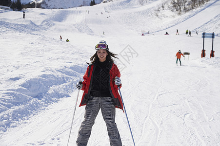 滑雪场上滑雪的女孩图片
