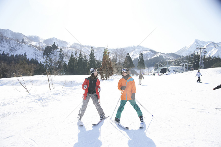 滑雪场上滑雪的情侣图片