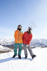站在滑雪场地上的情侣图片