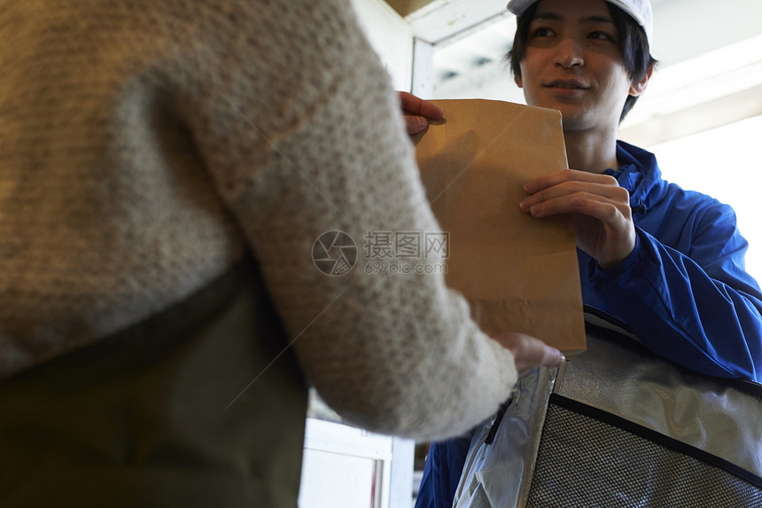 外卖小哥到店取餐图片