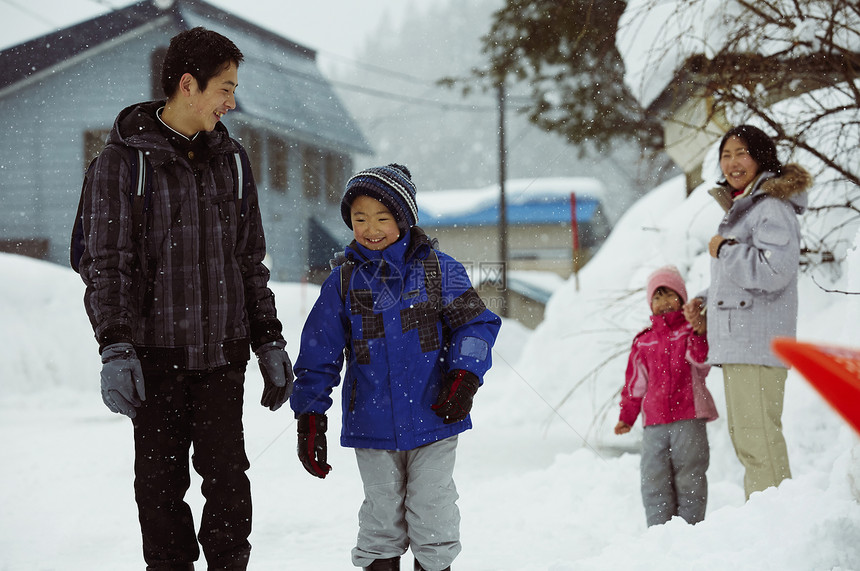 下雪天背着书包上学的孩子们图片