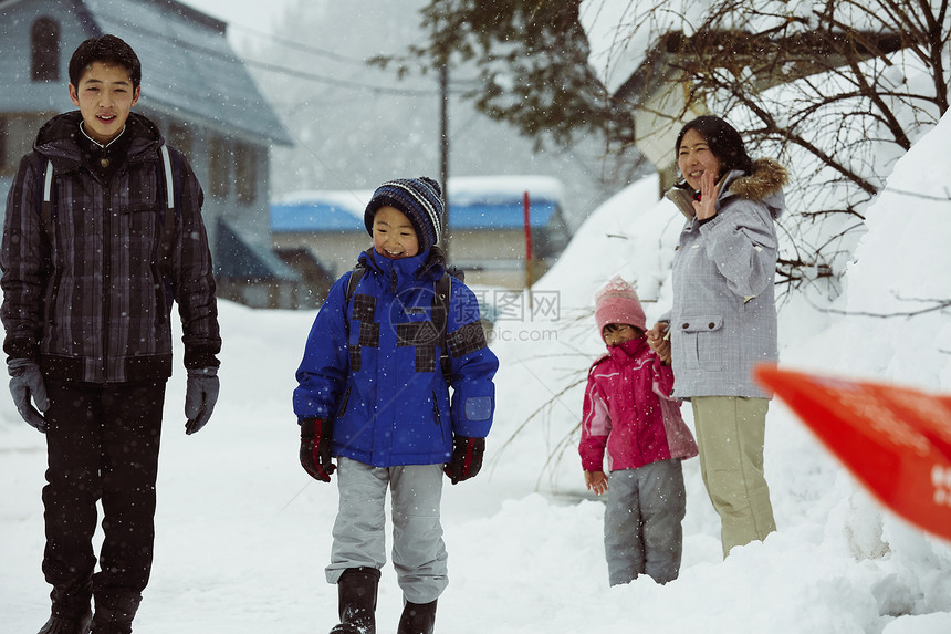 下雪天背着书包上学的孩子们图片