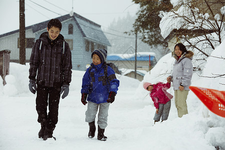 下雪天背着书包上学的孩子们图片