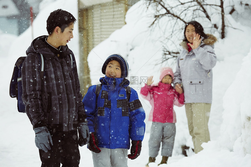 下雪天背着书包上学的孩子们图片