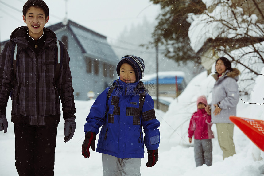 下雪天背着书包上学的孩子们图片