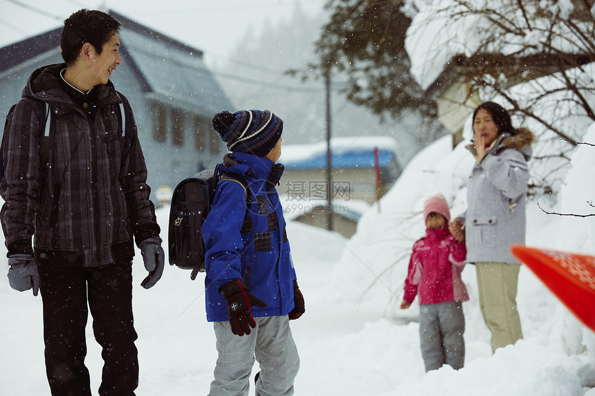 下雪天背着书包上学的孩子们图片