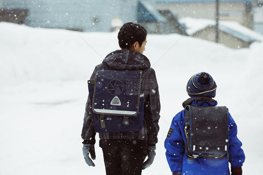 下雪天背着书包上学的孩子们背影图片