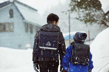 下雪天背着书包行走的学生背影图片